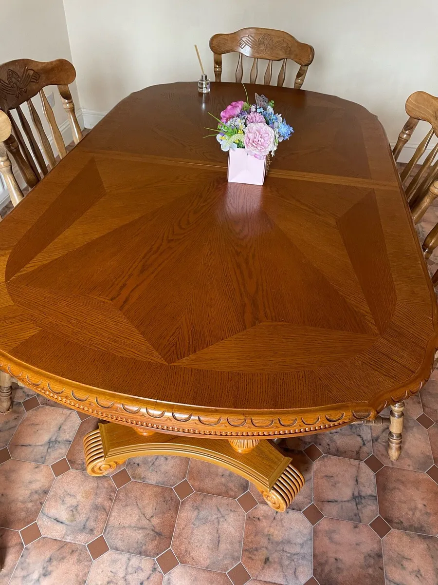 Table and chairs - Image 1