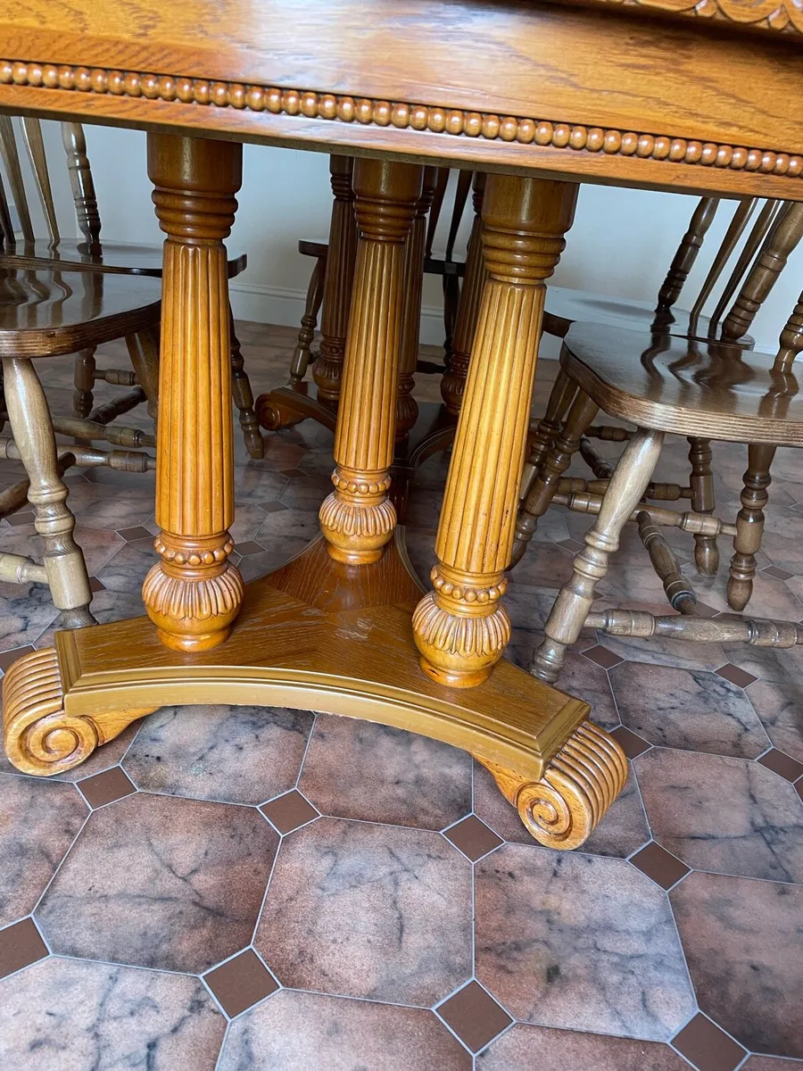 Table and chairs - Image 2