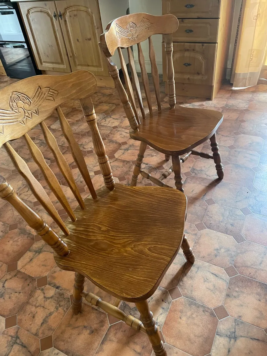 Table and chairs - Image 3