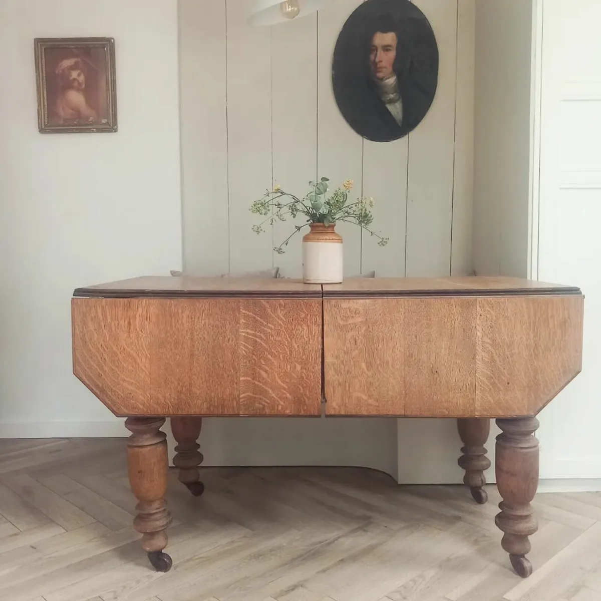 Solid oak dinning table. - Image 1