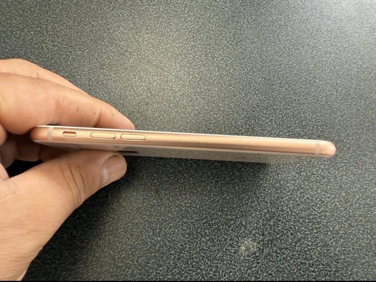 iPhone 8 rose gold 64GB - Image 1