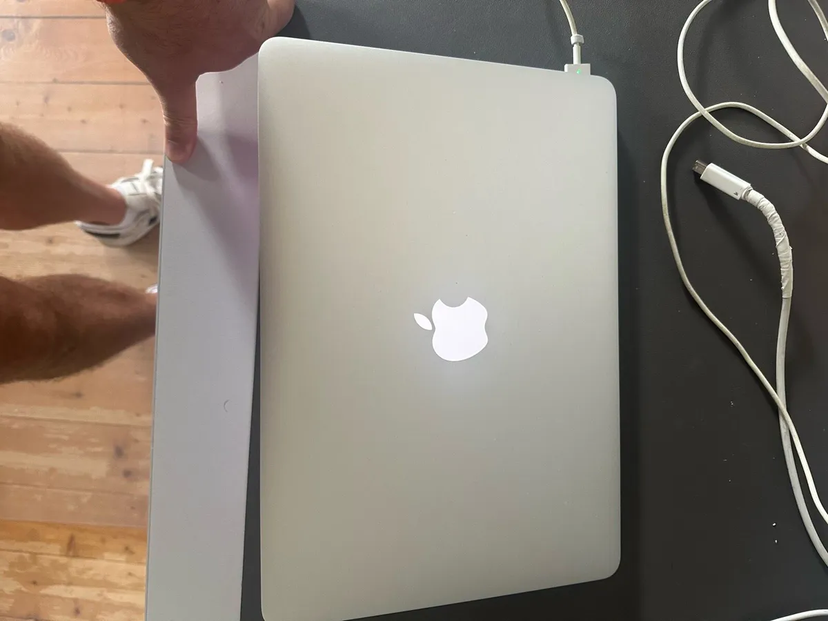 Apple MacBook Air 13.3” (boxed) - Image 2