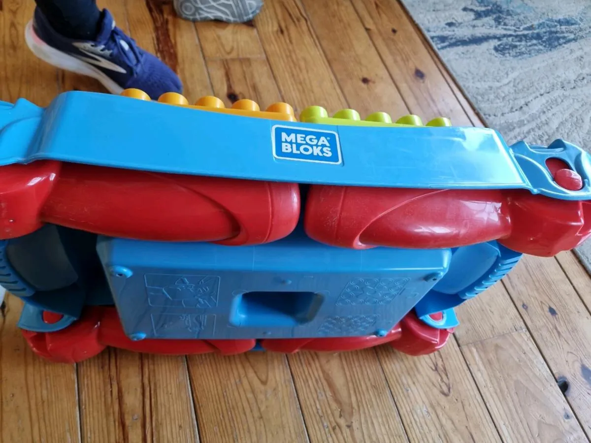 Lego duplo table and car - Image 3