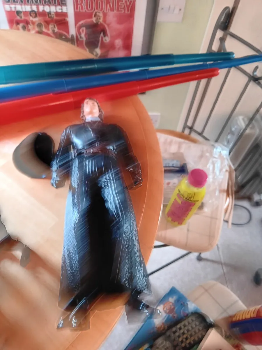 Star wars figures & light sabers - Image 1