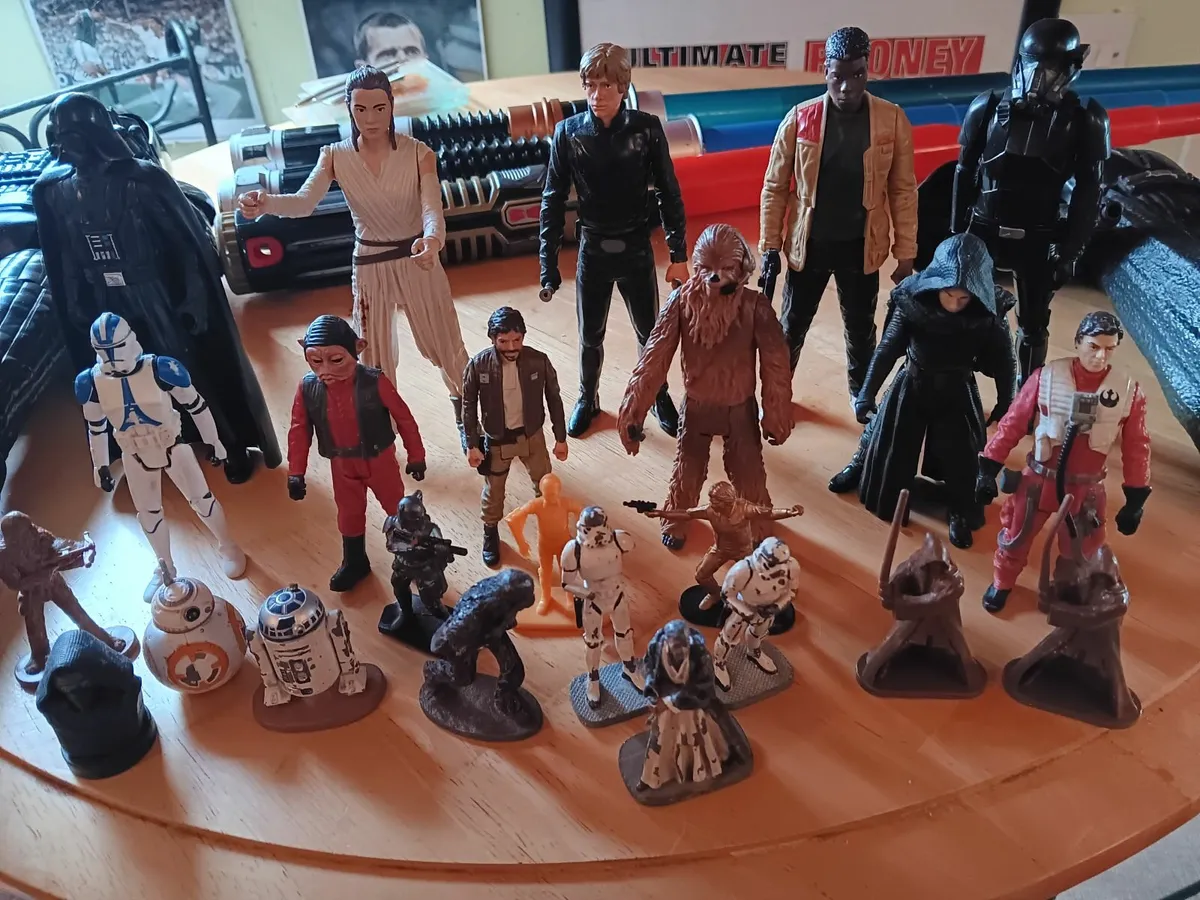 Star wars figures & light sabers - Image 3