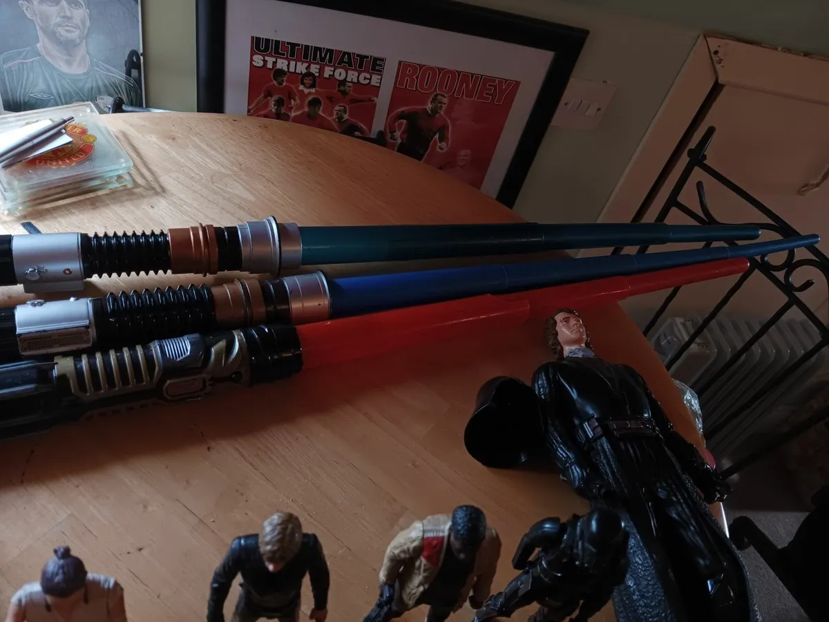 Star wars figures & light sabers - Image 4
