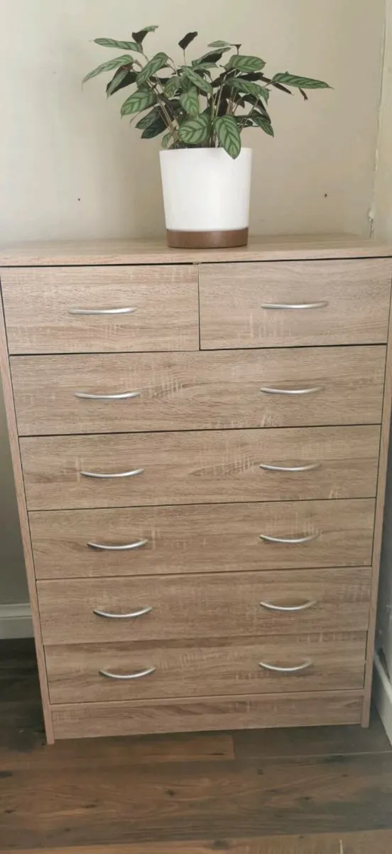 Chest of drawers
