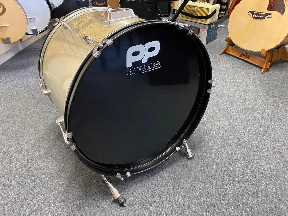 Bass drum and pedal - Image 2
