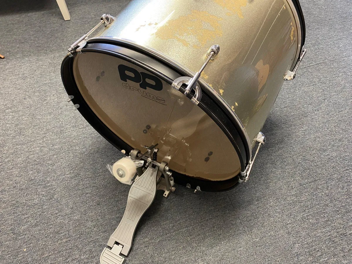 Bass drum and pedal - Image 1