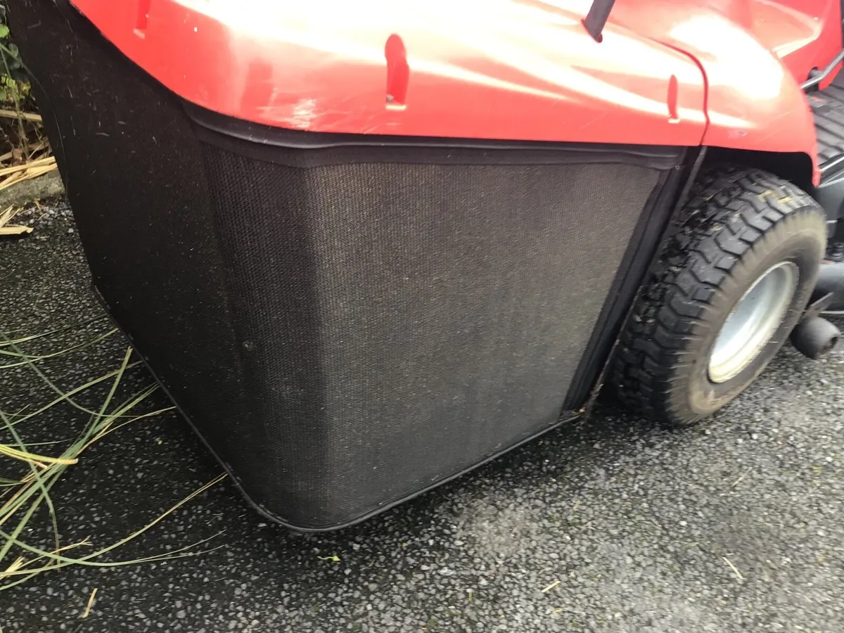Castlegarden 22 HP hydro ride on lawnmower - Image 3