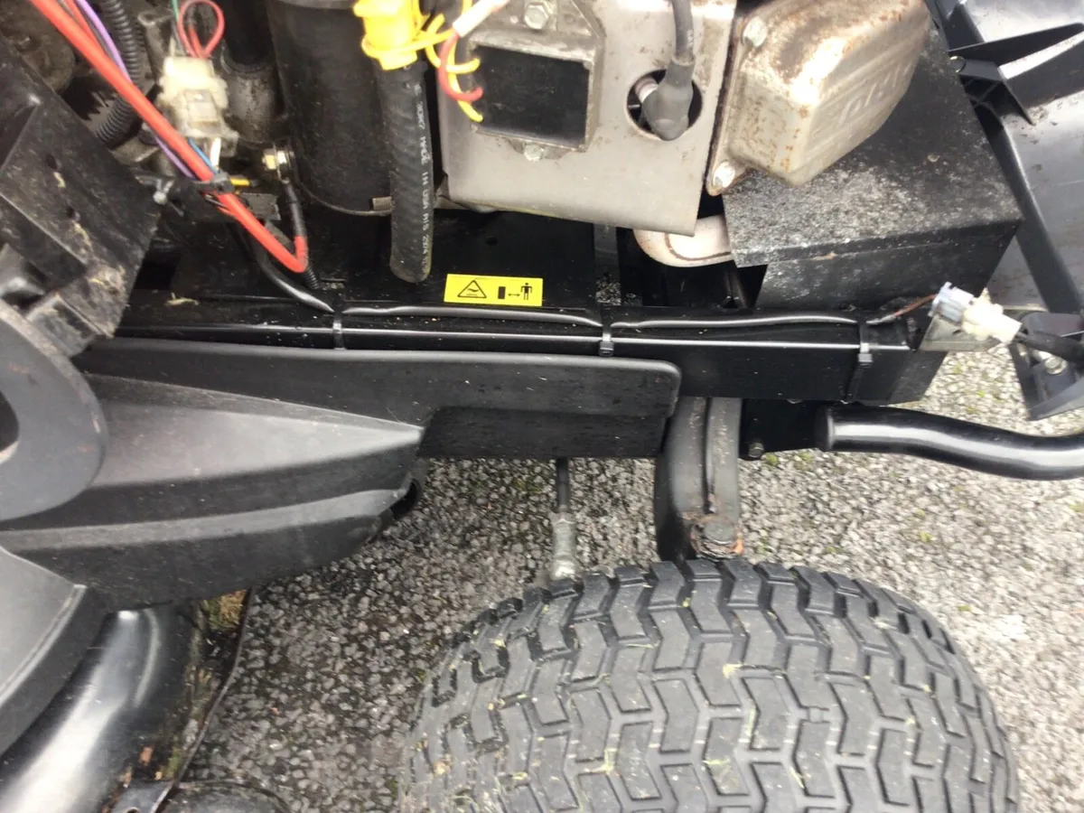 Castlegarden 22 HP hydro ride on lawnmower - Image 4