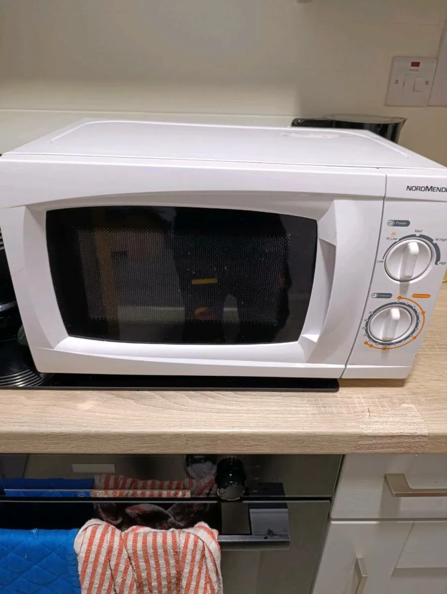 Kettle and microwave - Image 2