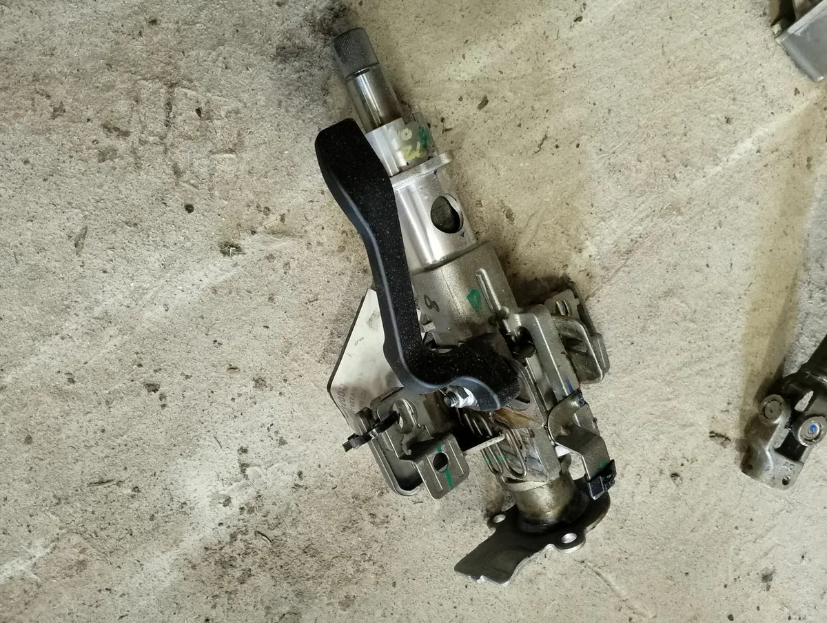 2016 Hyundai i20 top steering housing shaft - Image 1