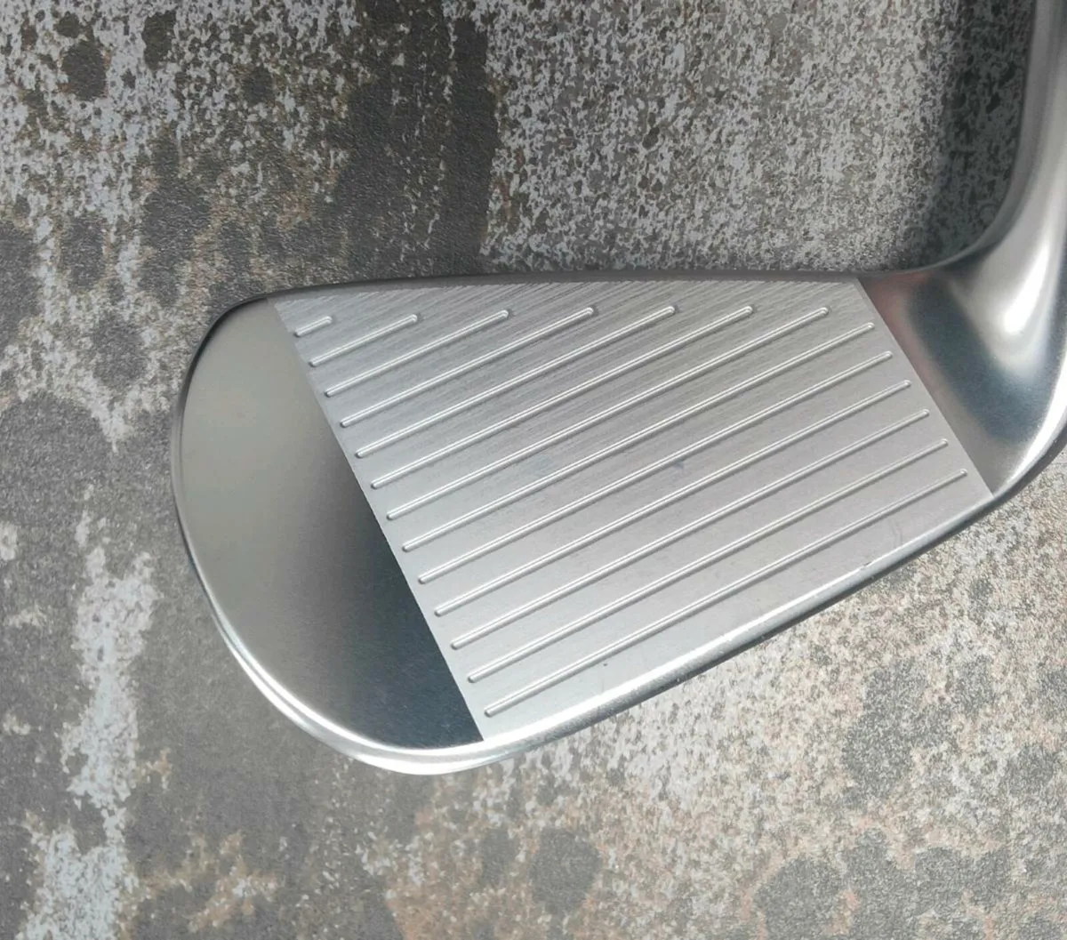 Srixon ZXiU 4 iron - Image 2