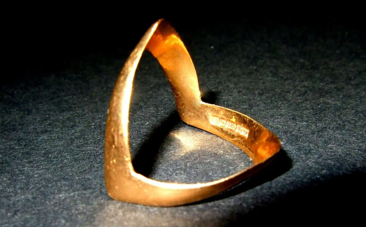Vintage Hallmarked 9ct Gold Double Wishbone Ring - Image 2