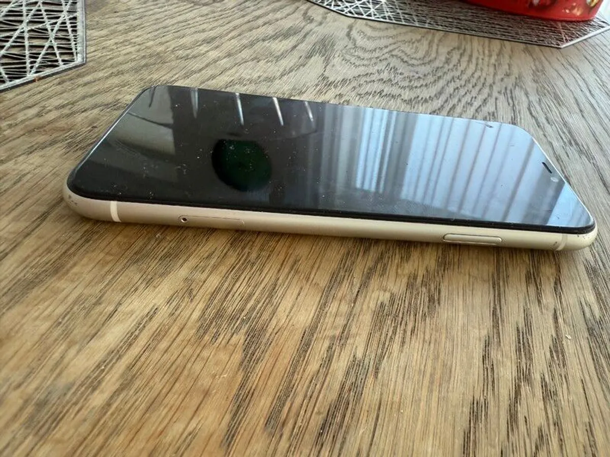 iPhone SE - Image 3