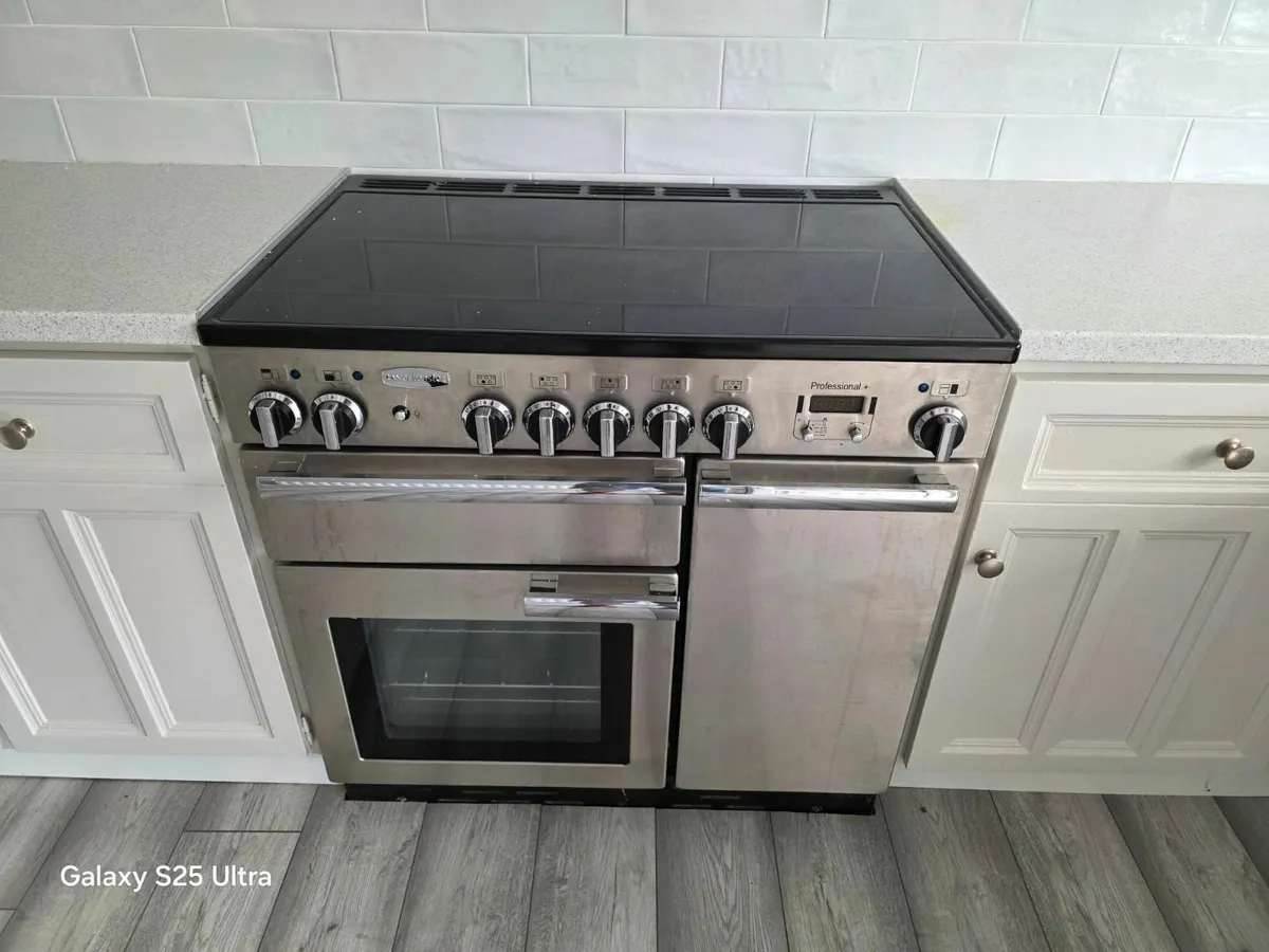 Cooker & Extract Fan - Image 1