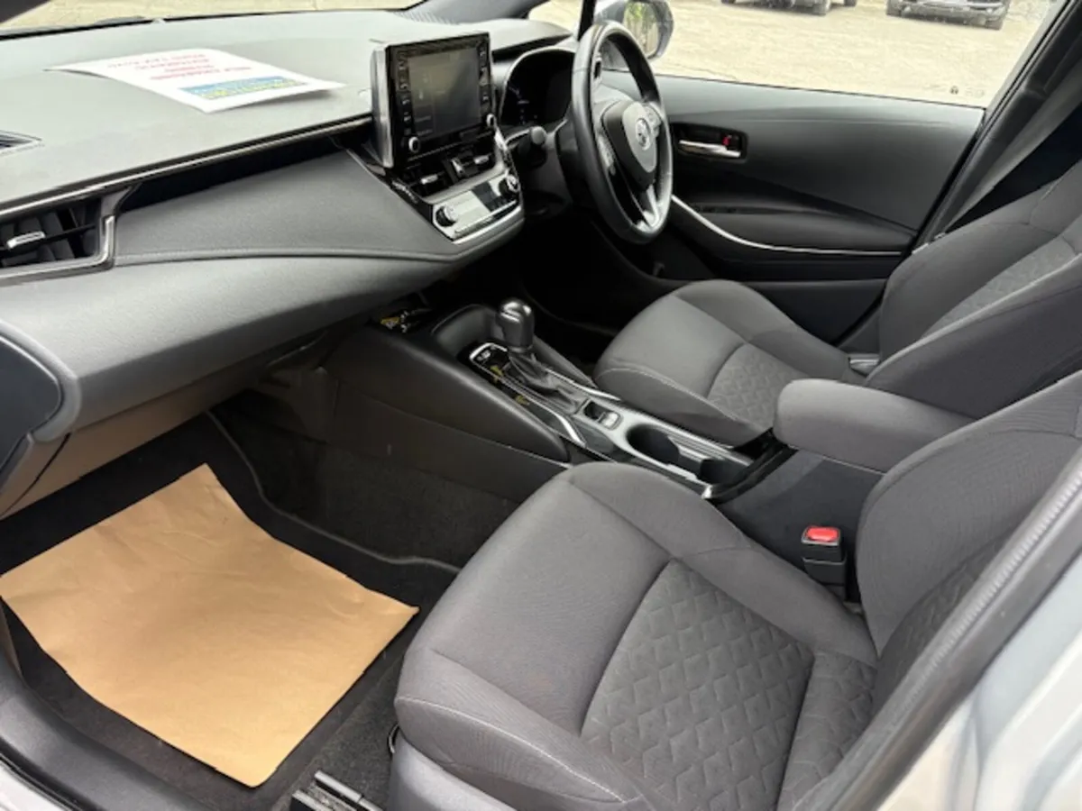 Toyota Corolla 2023 Hybrid Luna Hatchback - Image 4