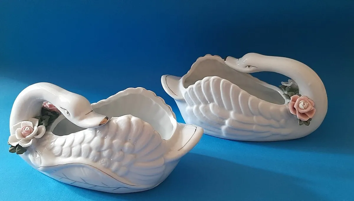 Swan planters - Image 2