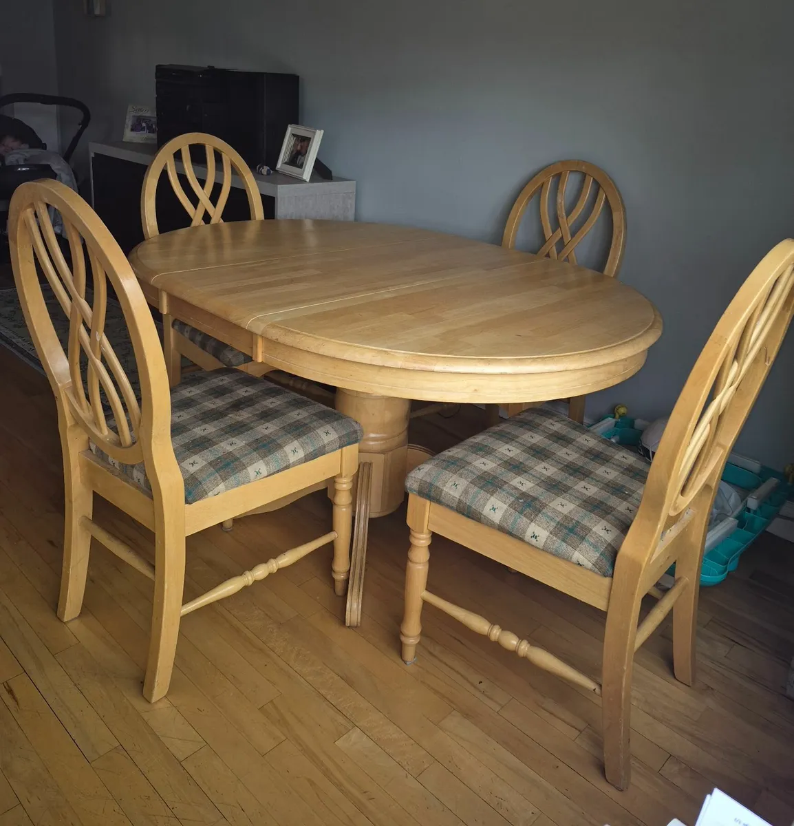 Table and chairs - Image 1