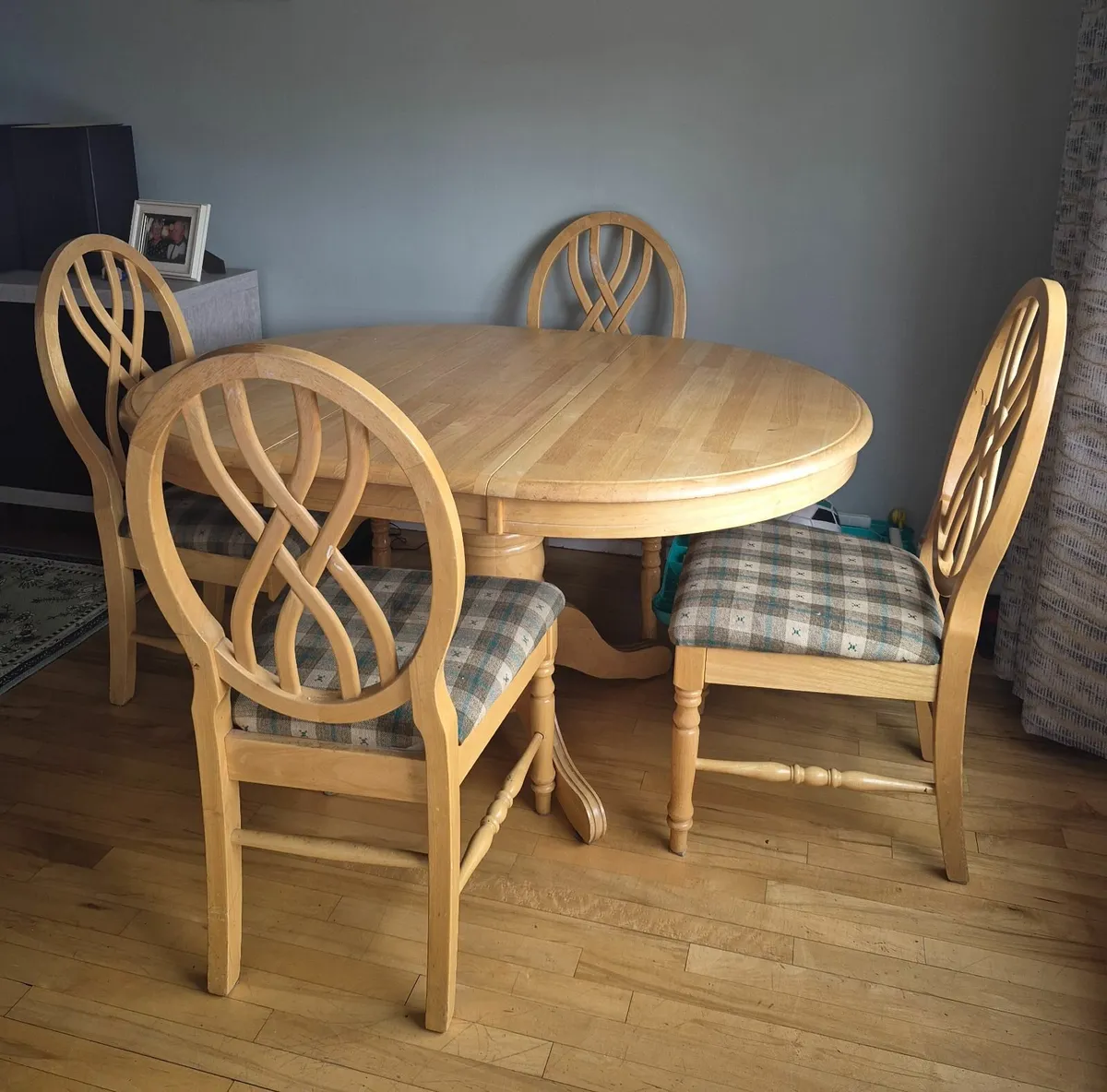 Table and chairs - Image 2