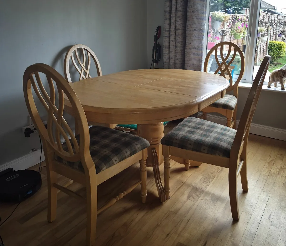Table and chairs - Image 3