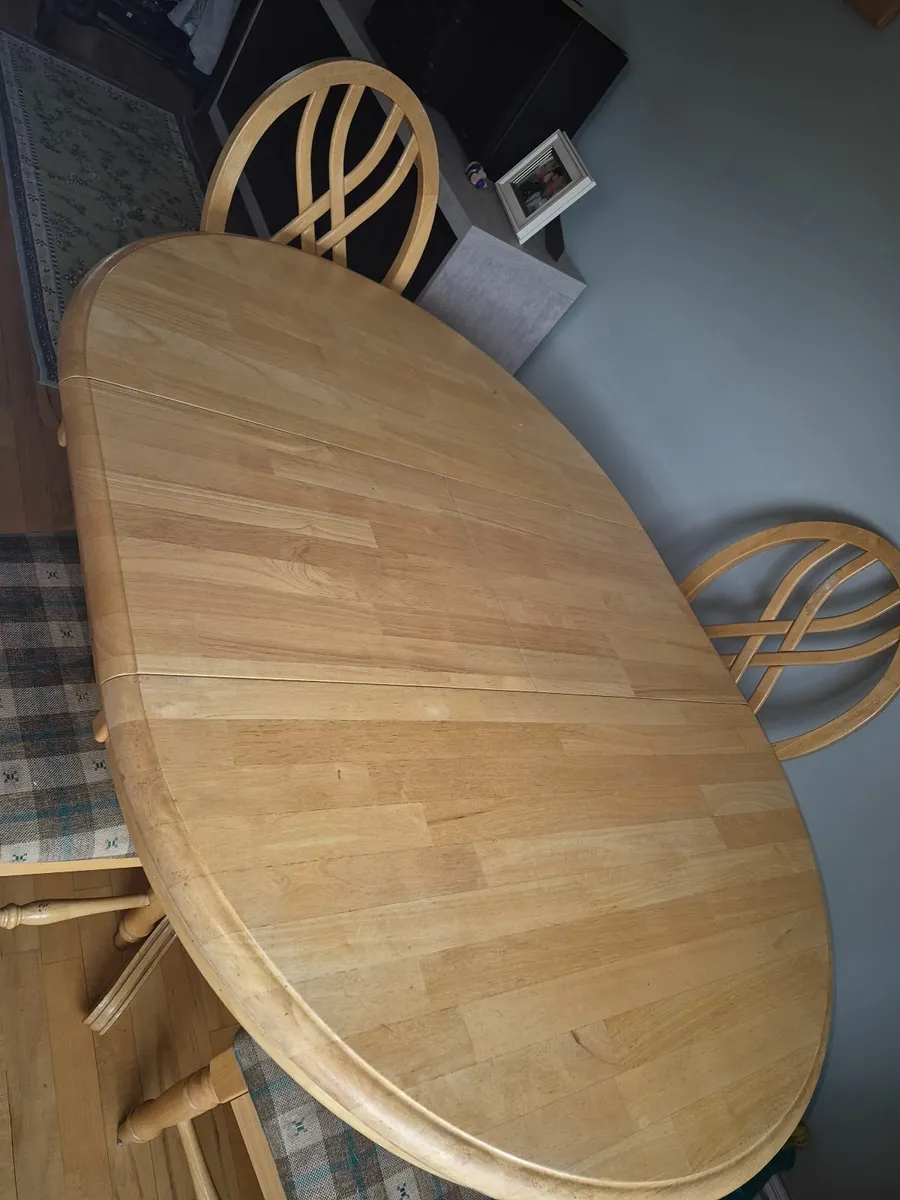 Table and chairs - Image 4