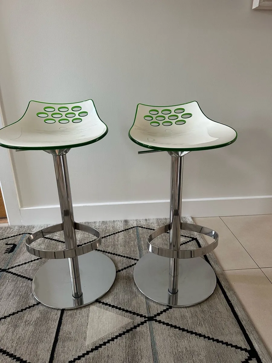 2 x Calligaris Space Age stools - Image 1