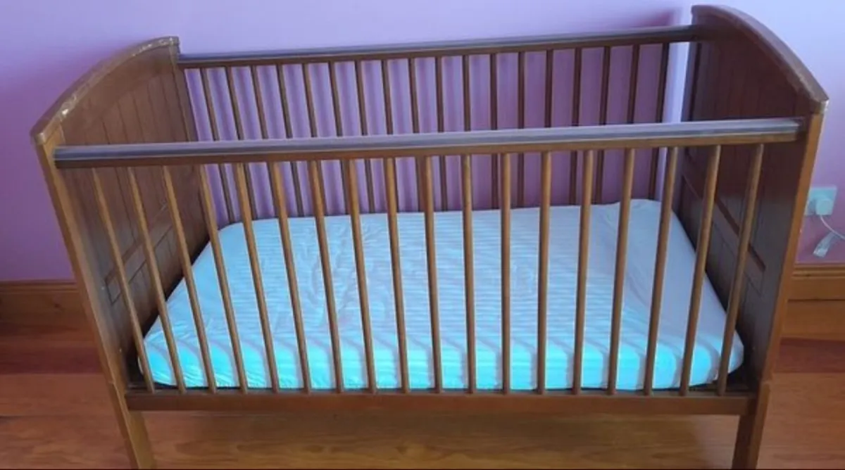 Mamas and papas cotbed and changing table - Image 1