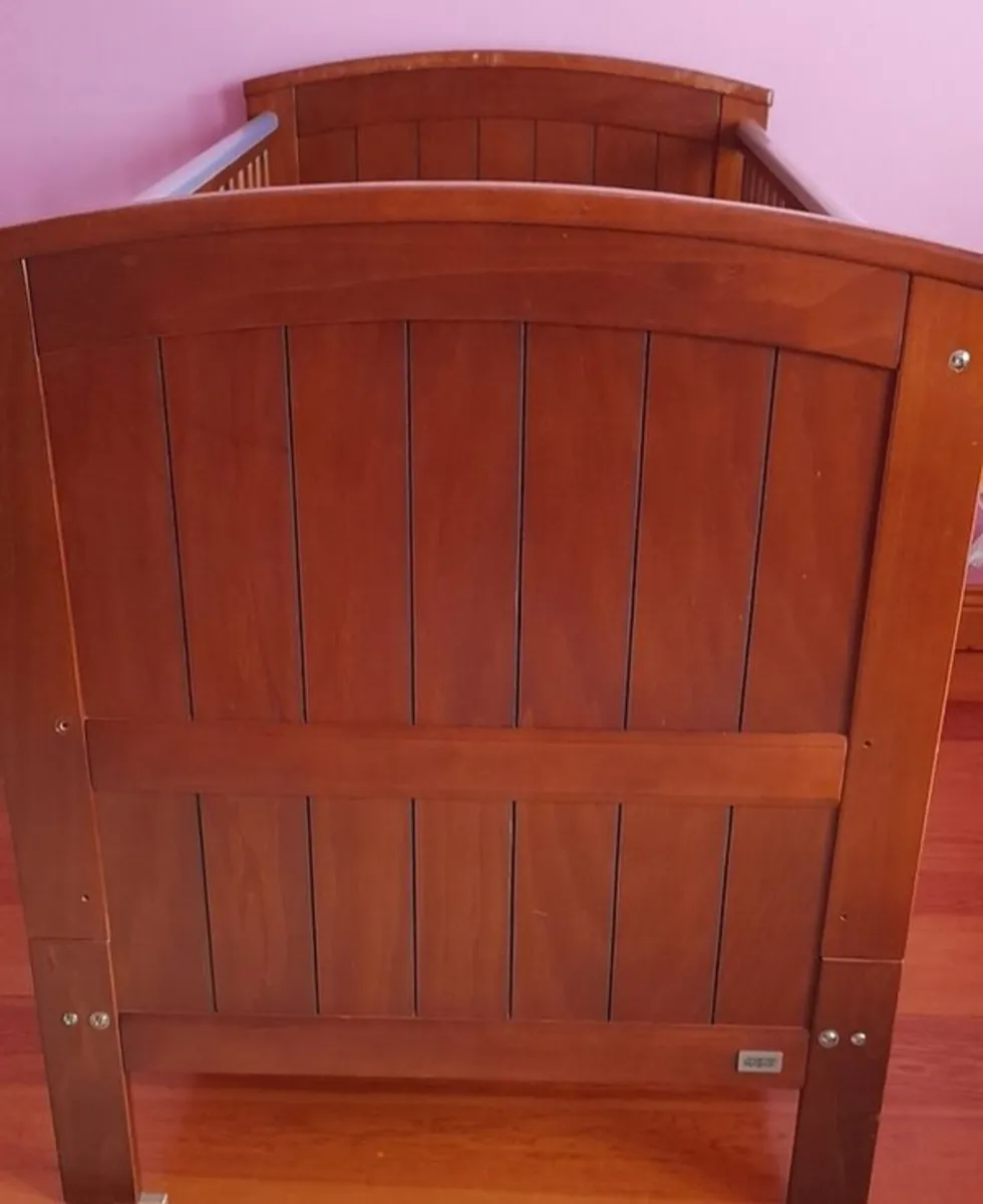 Mamas and papas cotbed and changing table - Image 3