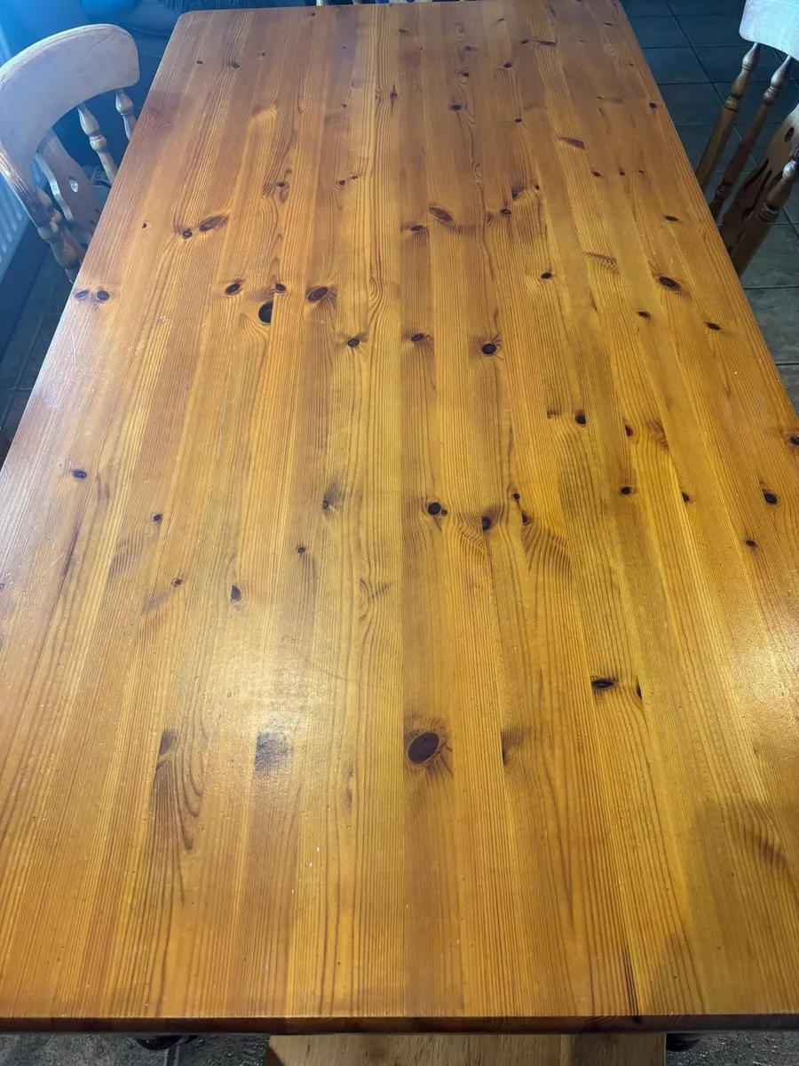 Table and chairs - Image 1