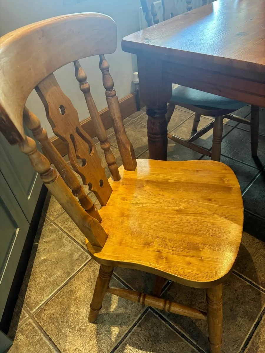 Table and chairs - Image 2