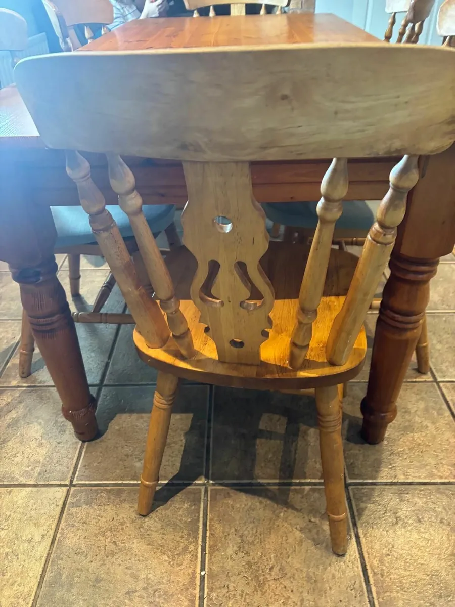 Table and chairs - Image 4