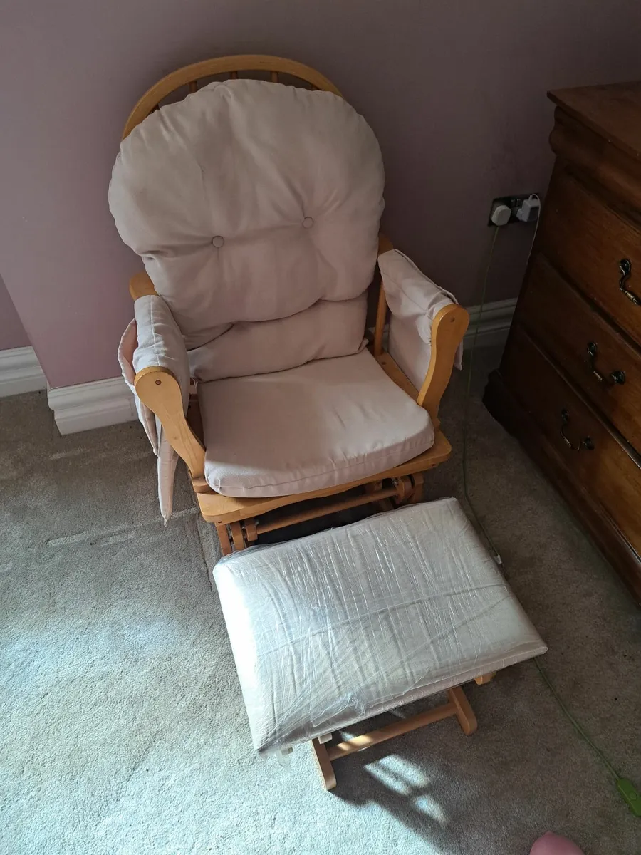 Nursing chair with foot stool - Image 2