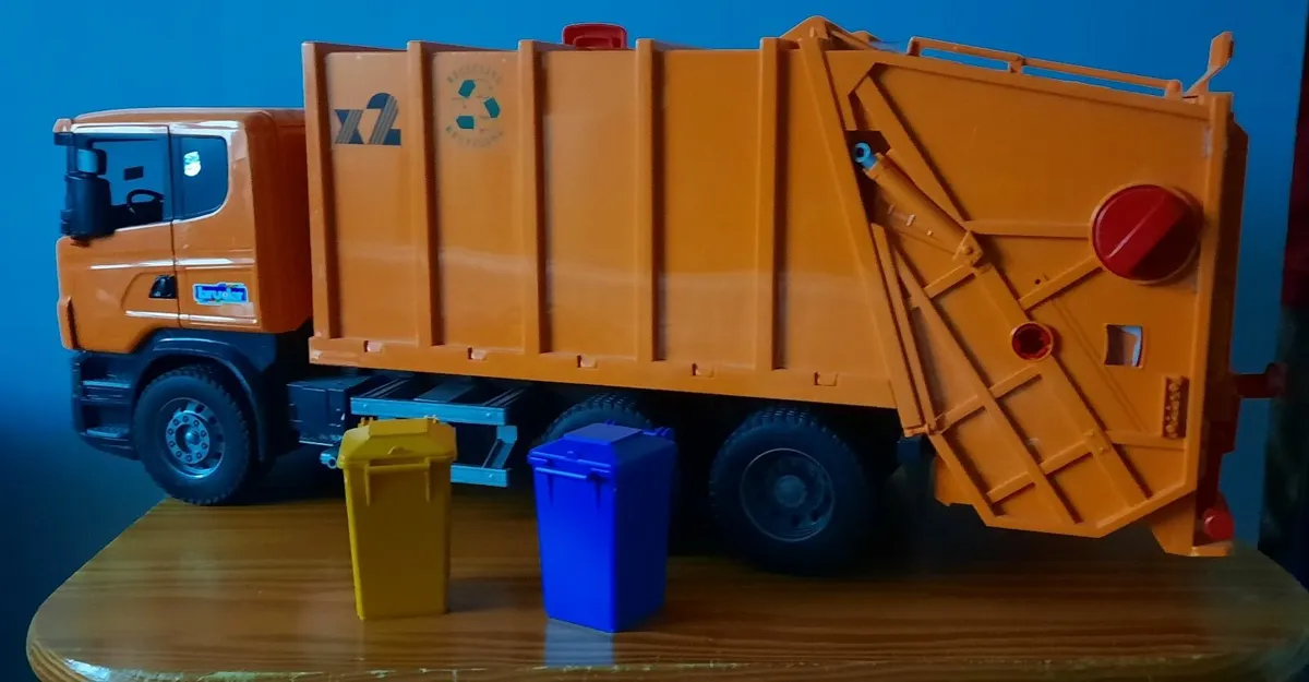 Large Bruder Recycle Truck - Image 1