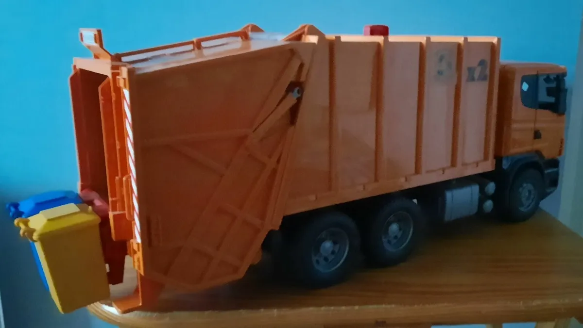 Large Bruder Recycle Truck - Image 3