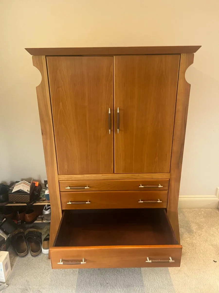 Wardrobe unit - Image 1