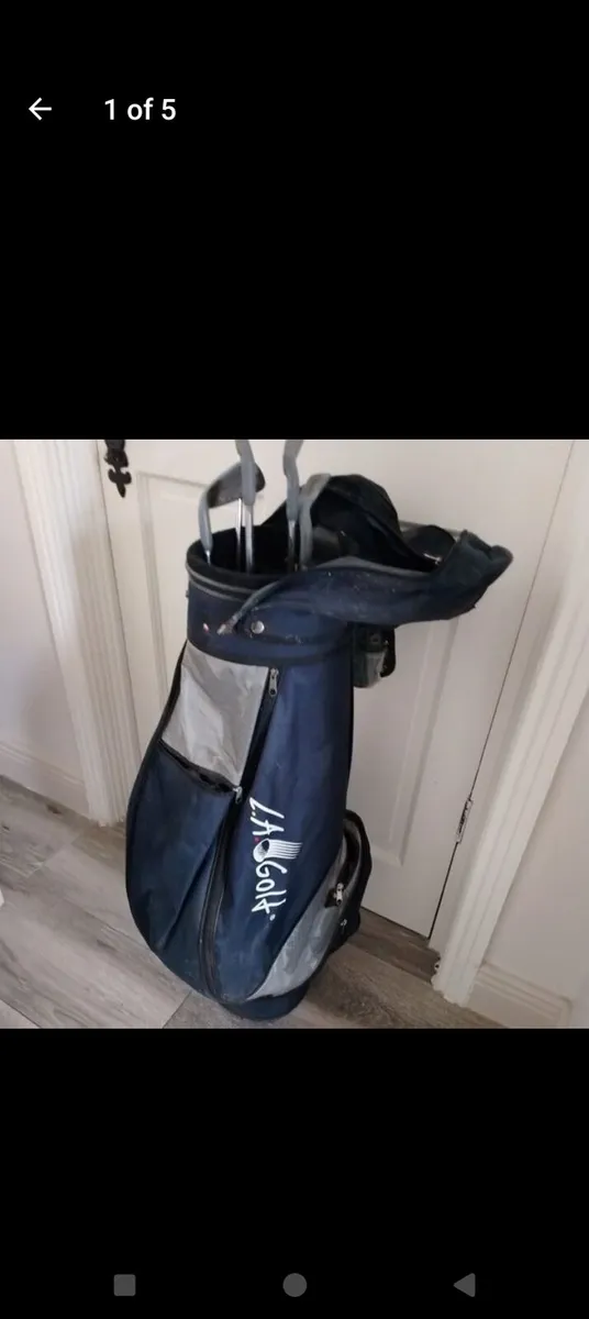 Golf bag, with some gold clubs - Image 1
