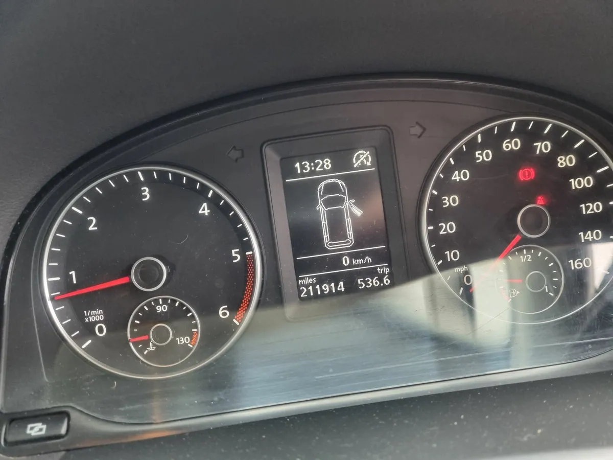 Volkswagen Touran 2011 - Image 2
