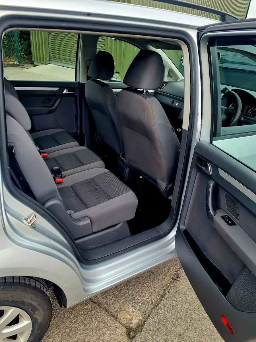 Volkswagen Touran 2011 - Image 4