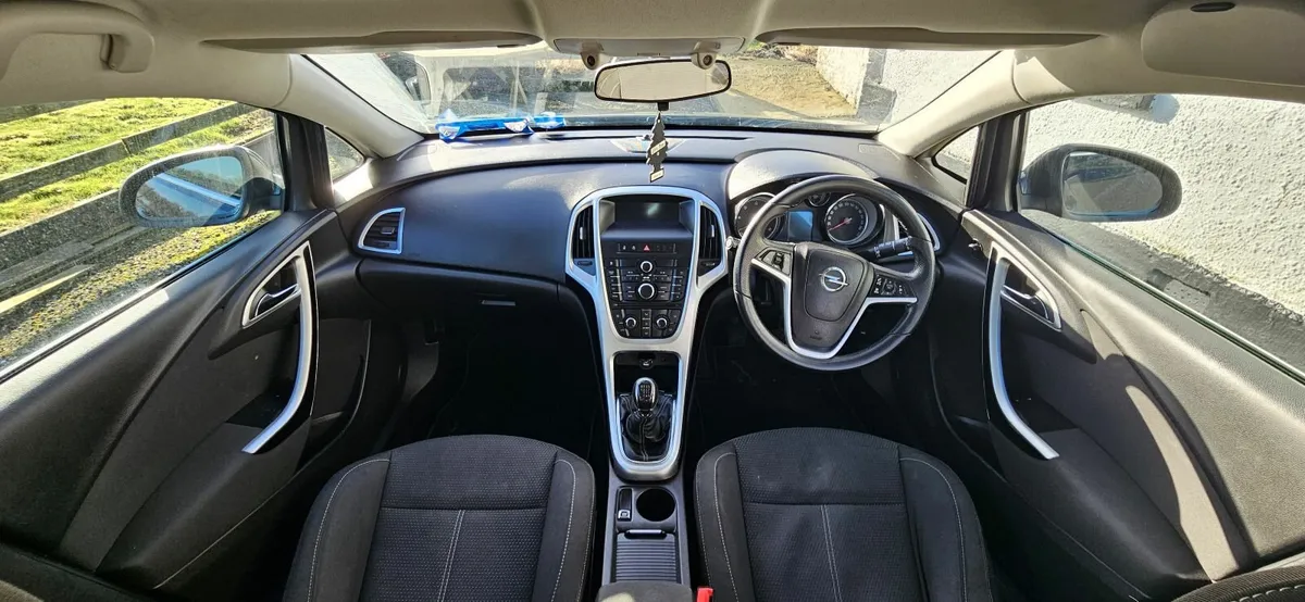 Opel Astra 2011 - Image 2