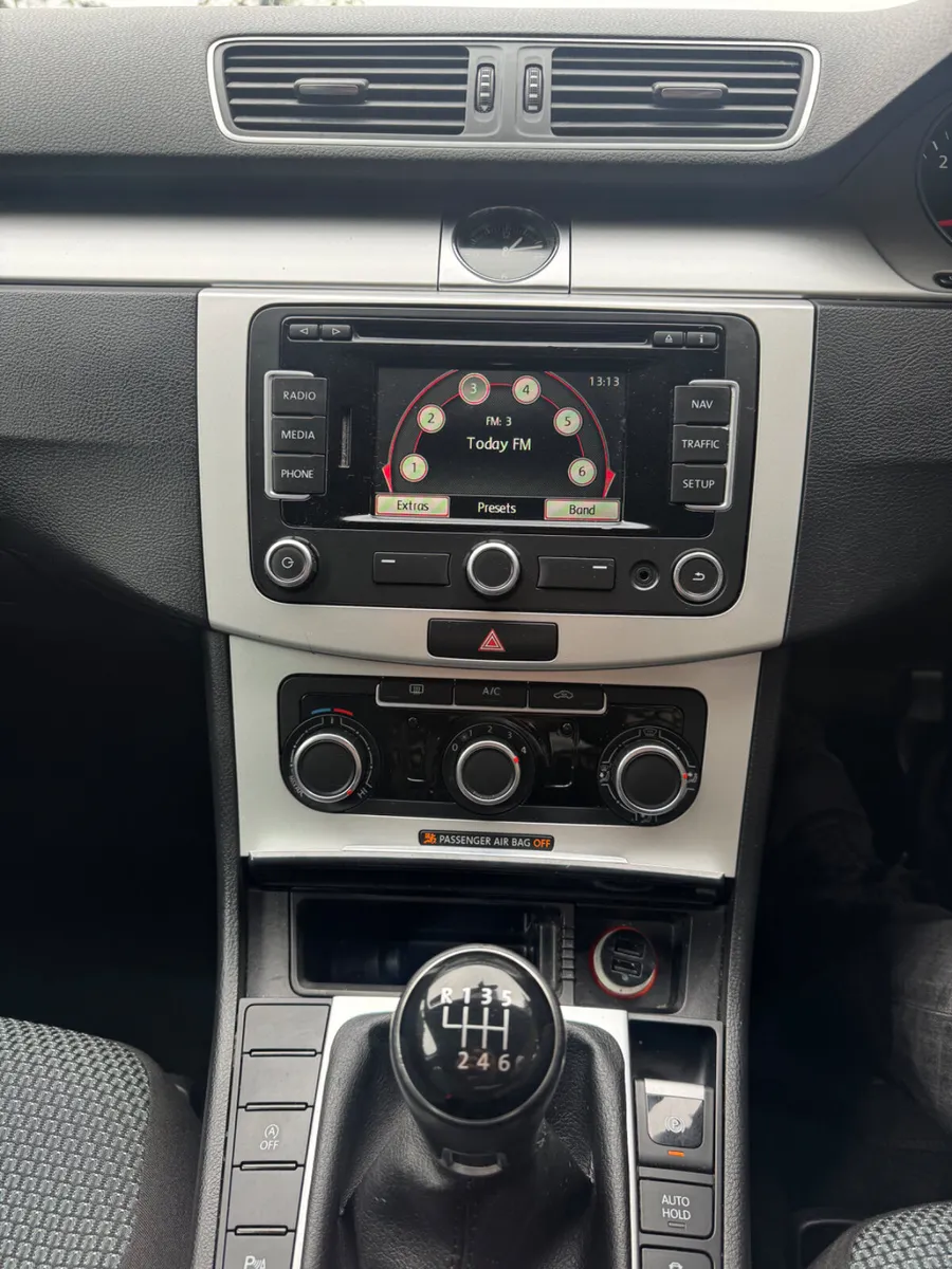 Volkswagen Passat 2014 - Image 2