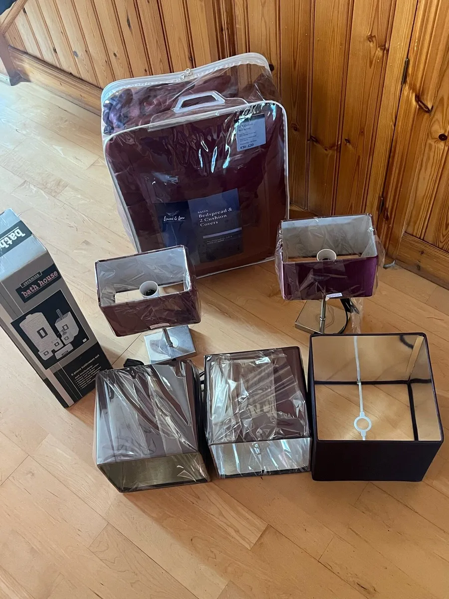 Lamps, bed spread and bathroom set