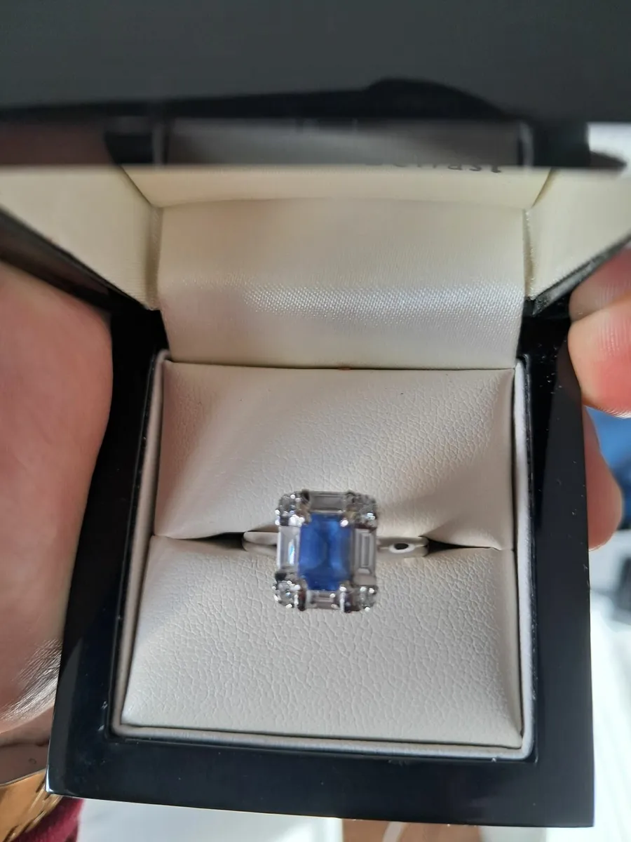 Engagement ring - Image 1