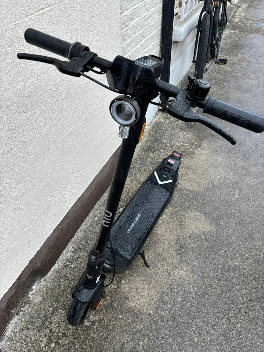 NIU KQi3 Pro Electric Scooter - Image 1