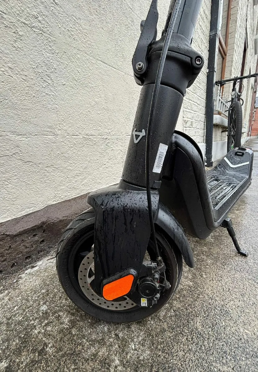 NIU KQi3 Pro Electric Scooter - Image 2