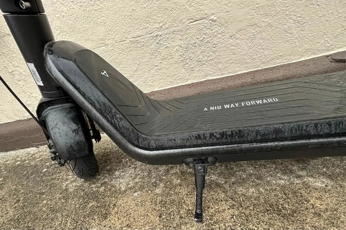 NIU KQi3 Pro Electric Scooter - Image 3