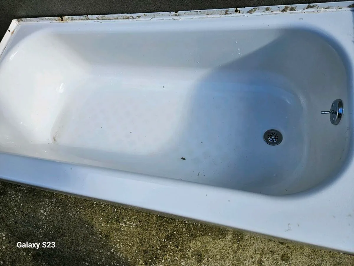 Bathroom suite - Image 4