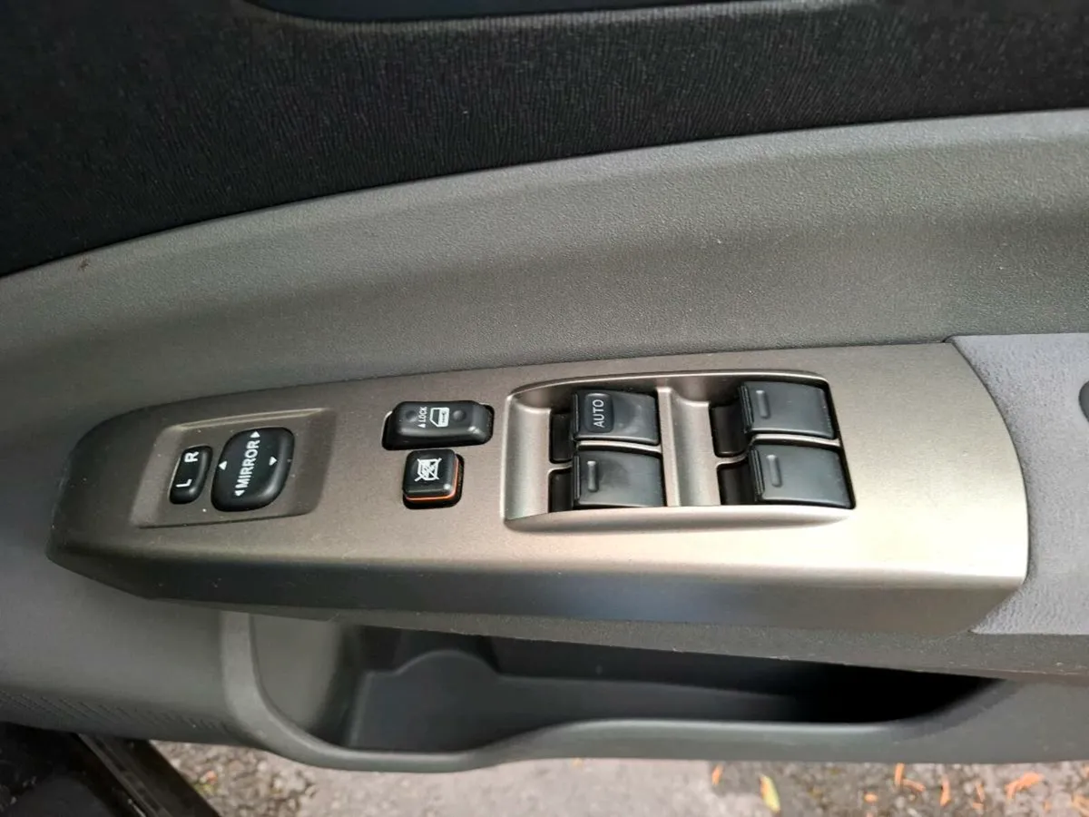 Toyota Prius - Image 4