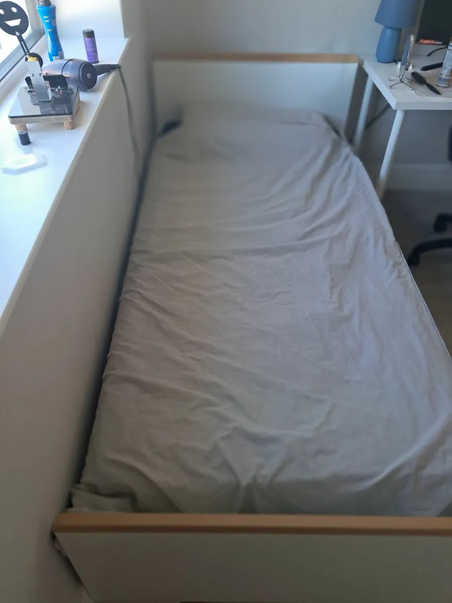 Single bed - Image 1